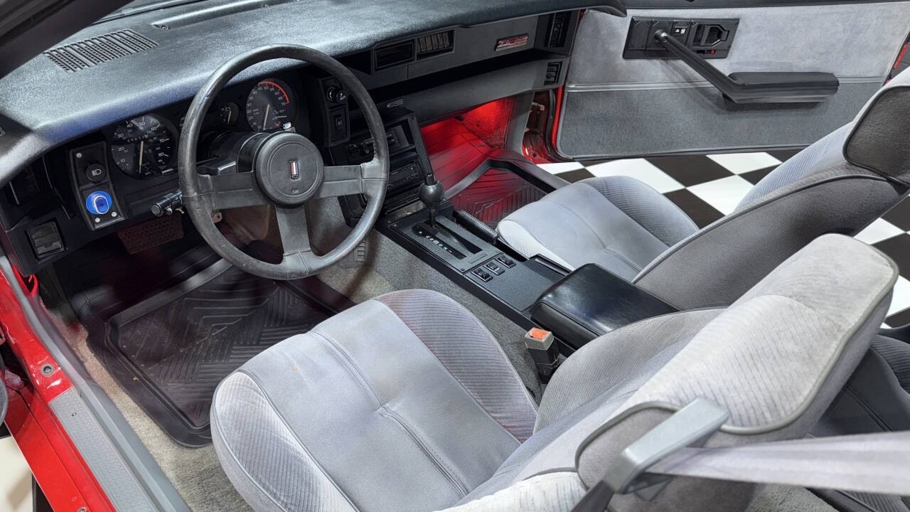 Chevrolet-Camaro-1986-Hatchback-2