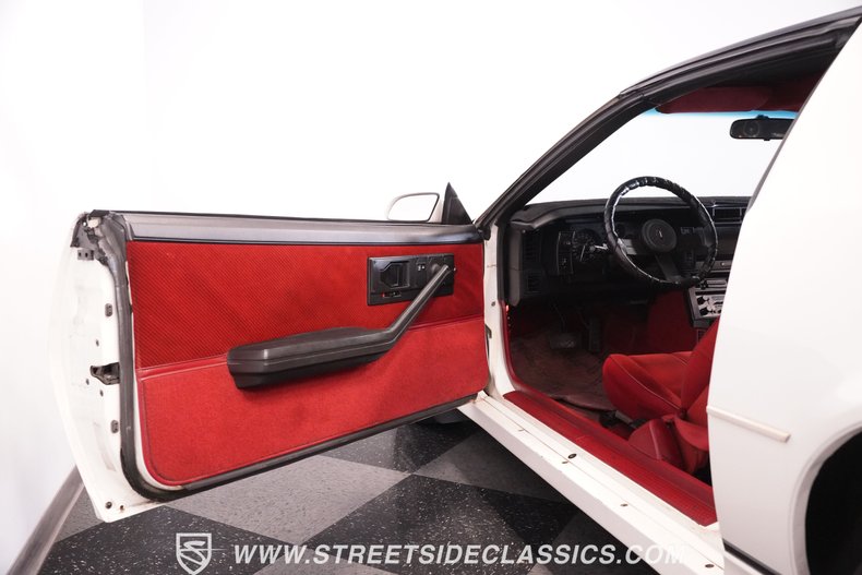 Chevrolet-Camaro-1986-White-Red-34