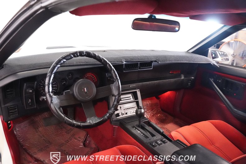 Chevrolet-Camaro-1986-White-Red-39