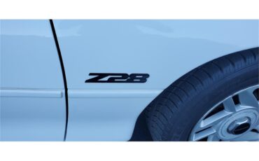Chevrolet-Camaro-z28-1994-Arctic-white-Medium-graycharcoal-12