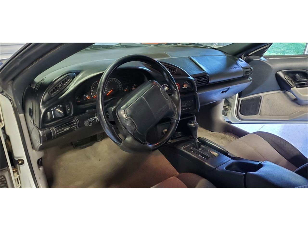 Chevrolet-Camaro-z28-1994-Arctic-white-Medium-graycharcoal-18
