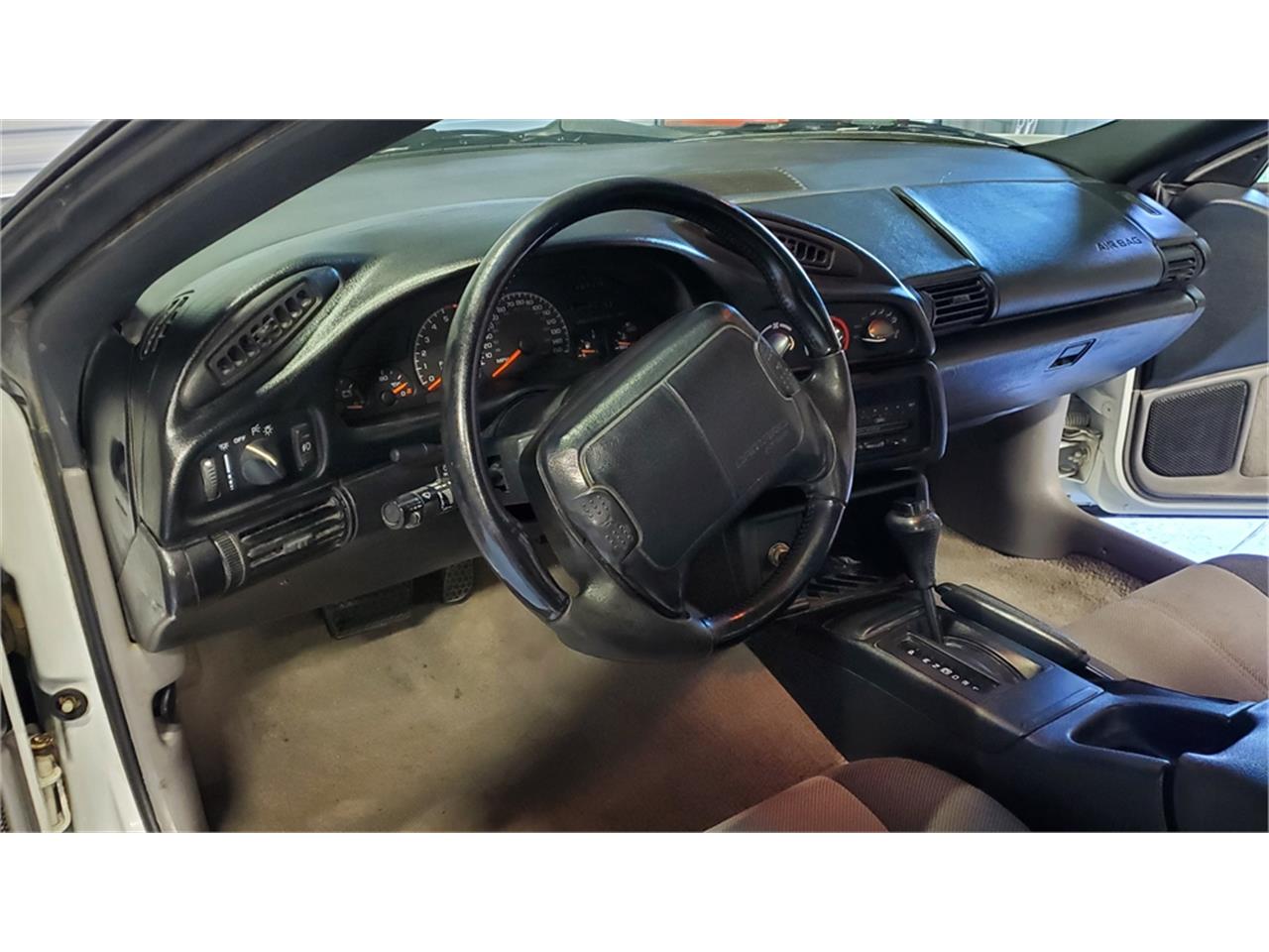 Chevrolet-Camaro-z28-1994-Arctic-white-Medium-graycharcoal-42