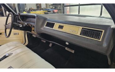 Chevrolet-Caprice-1975-White-White-15