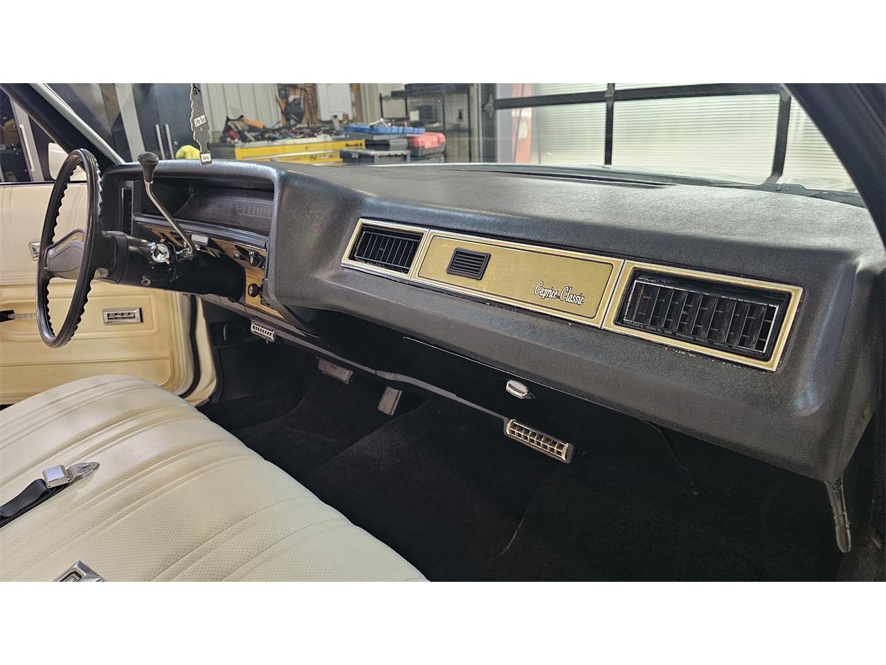 Chevrolet-Caprice-1975-White-White-15