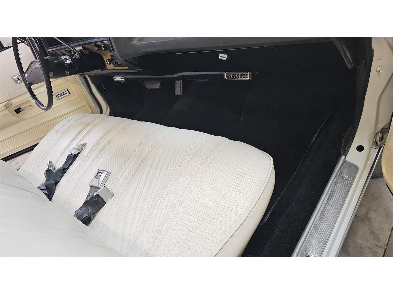 Chevrolet-Caprice-1975-White-White-16
