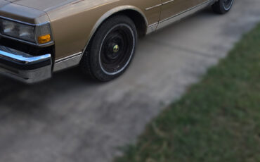Chevrolet-Caprice-1987-Sedan-2