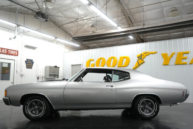 Chevrolet-Chevelle-1972-Cortez-Silver-Black-1