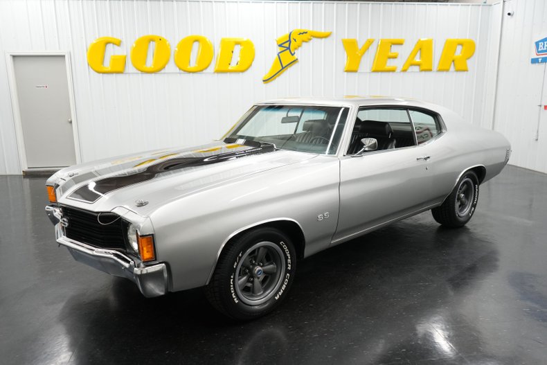 Chevrolet-Chevelle-1972-Cortez-Silver-Black-10