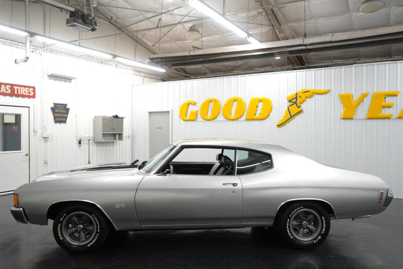 Chevrolet-Chevelle-1972-Cortez-Silver-Black-12