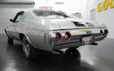 Chevrolet-Chevelle-1972-Cortez-Silver-Black-14
