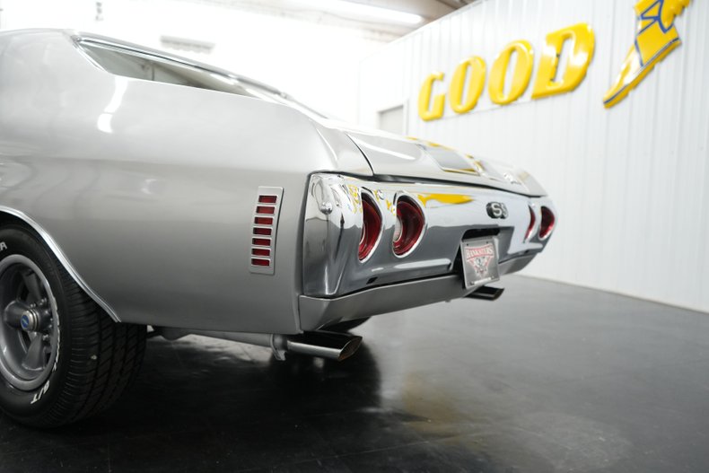 Chevrolet-Chevelle-1972-Cortez-Silver-Black-15