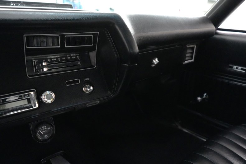 Chevrolet-Chevelle-1972-Cortez-Silver-Black-2