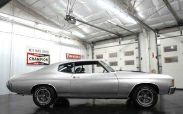 Chevrolet-Chevelle-1972-Cortez-Silver-Black-24