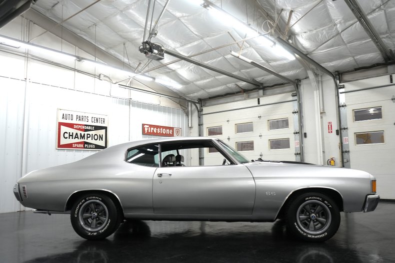 Chevrolet-Chevelle-1972-Cortez-Silver-Black-24