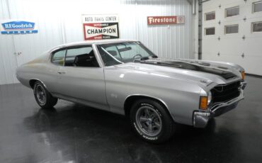 Chevrolet-Chevelle-1972-Cortez-Silver-Black-25