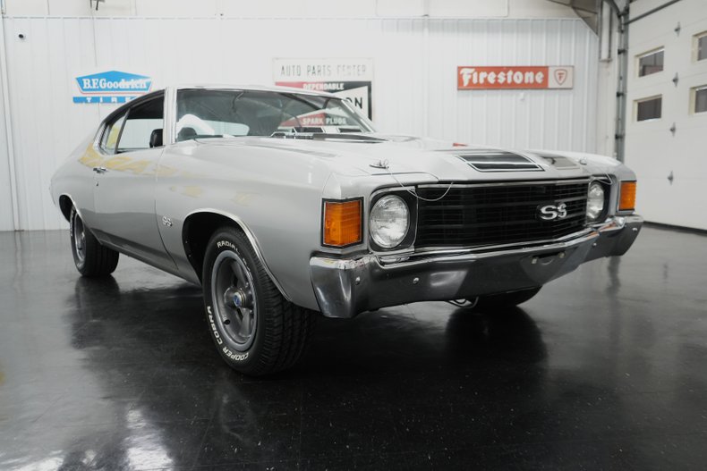 Chevrolet-Chevelle-1972-Cortez-Silver-Black-28