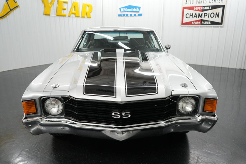Chevrolet-Chevelle-1972-Cortez-Silver-Black-32