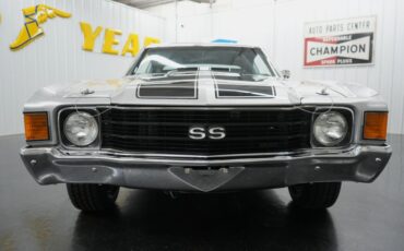 Chevrolet-Chevelle-1972-Cortez-Silver-Black-33