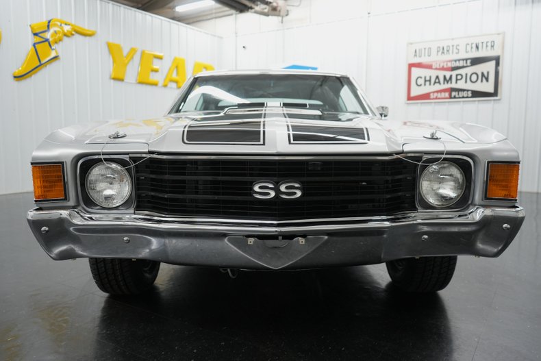 Chevrolet-Chevelle-1972-Cortez-Silver-Black-33
