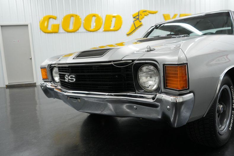 Chevrolet-Chevelle-1972-Cortez-Silver-Black-34