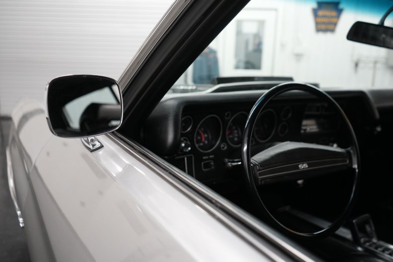 Chevrolet-Chevelle-1972-Cortez-Silver-Black-36