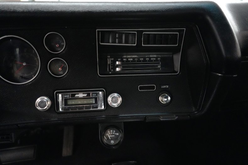 Chevrolet-Chevelle-1972-Cortez-Silver-Black-4