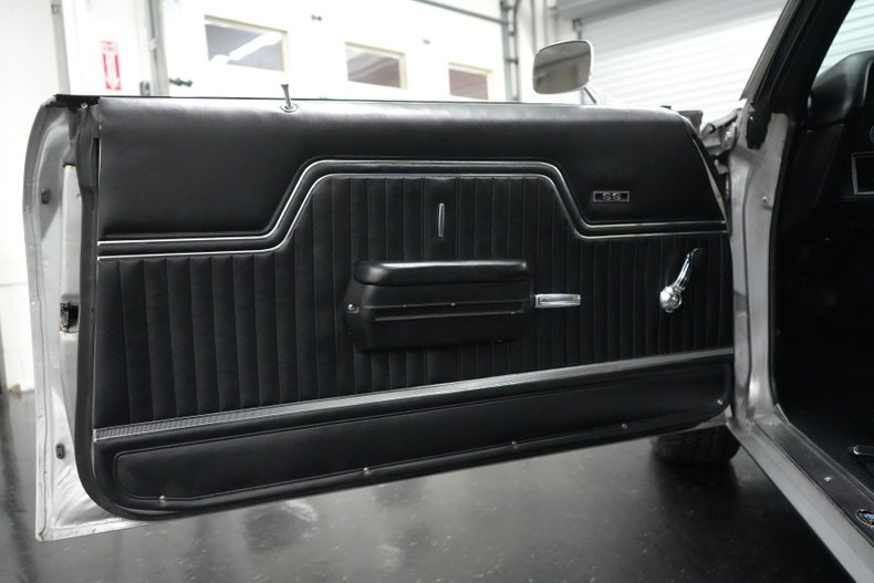 Chevrolet-Chevelle-1972-Cortez-Silver-Black-40