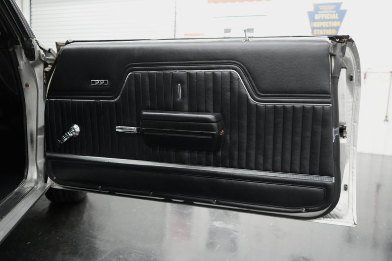 Chevrolet-Chevelle-1972-Cortez-Silver-Black-47