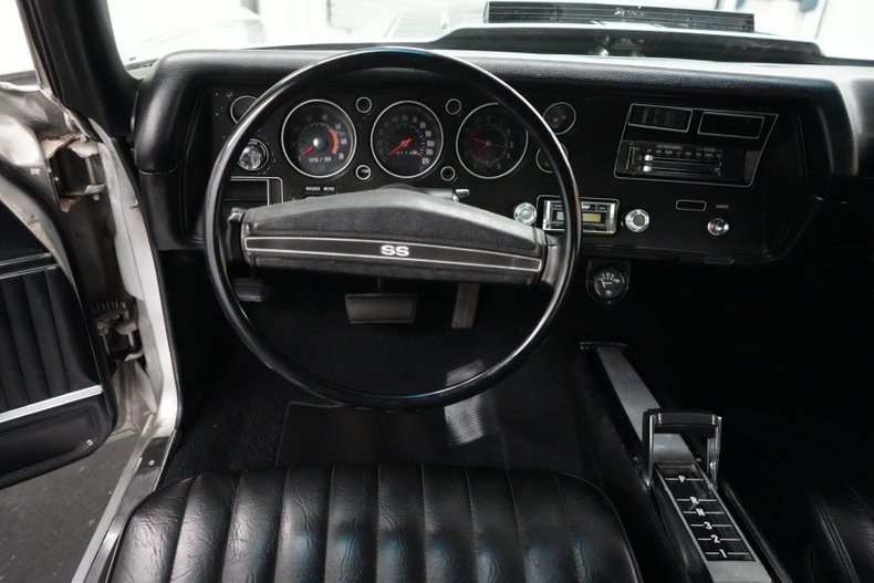 Chevrolet-Chevelle-1972-Cortez-Silver-Black-7