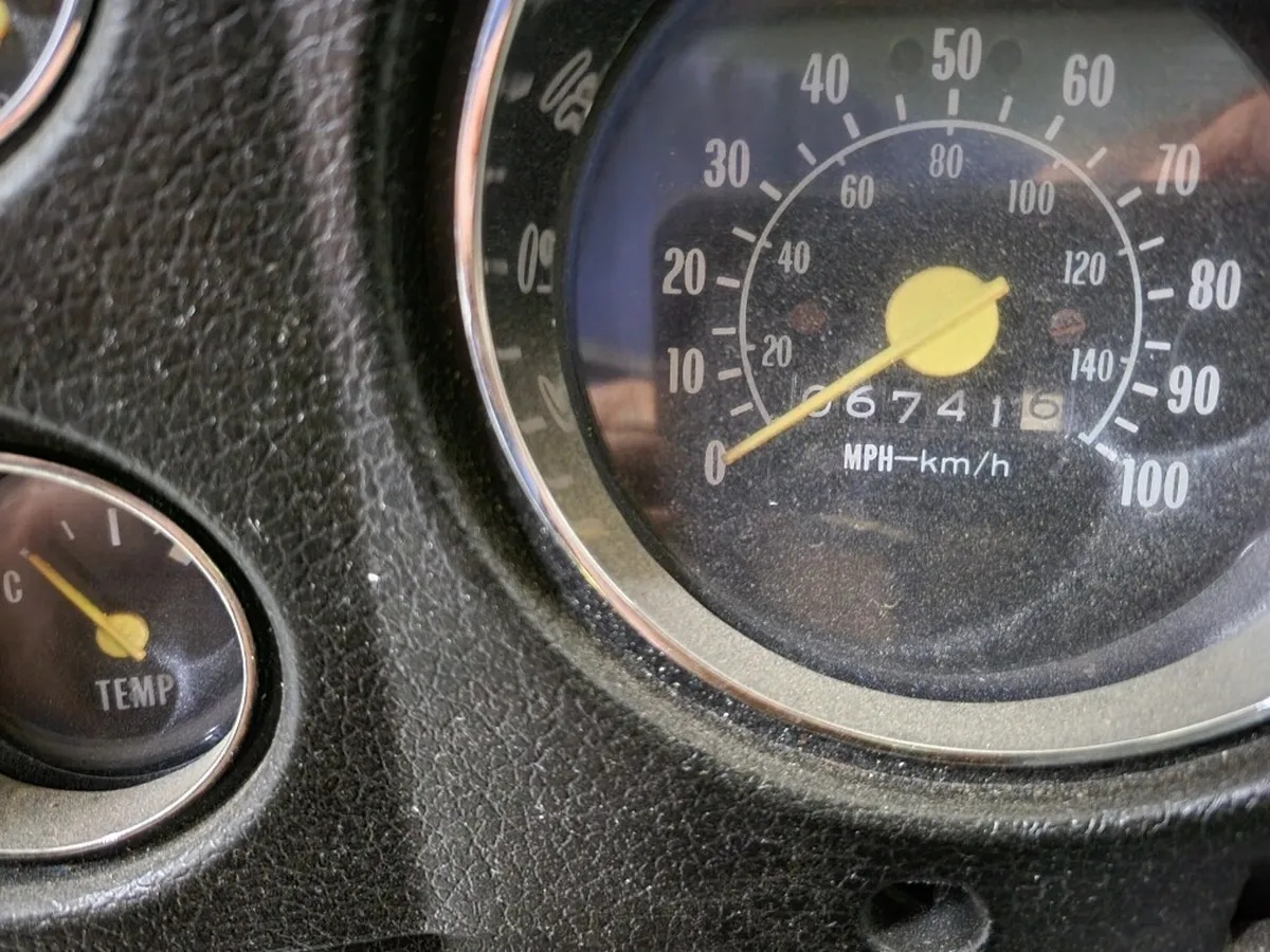 Chevrolet-Cheyenne-1976-Yellow-Brown-14