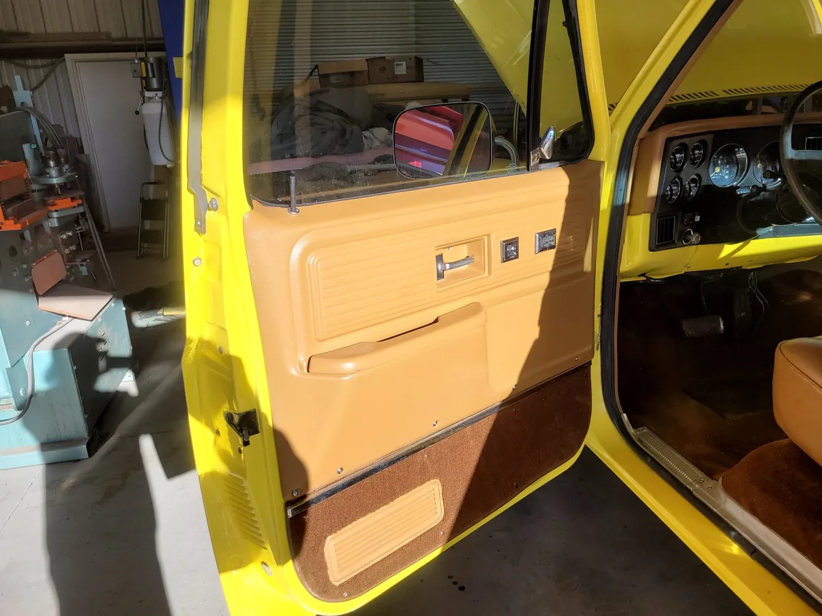 Chevrolet-Cheyenne-1976-Yellow-Brown-6