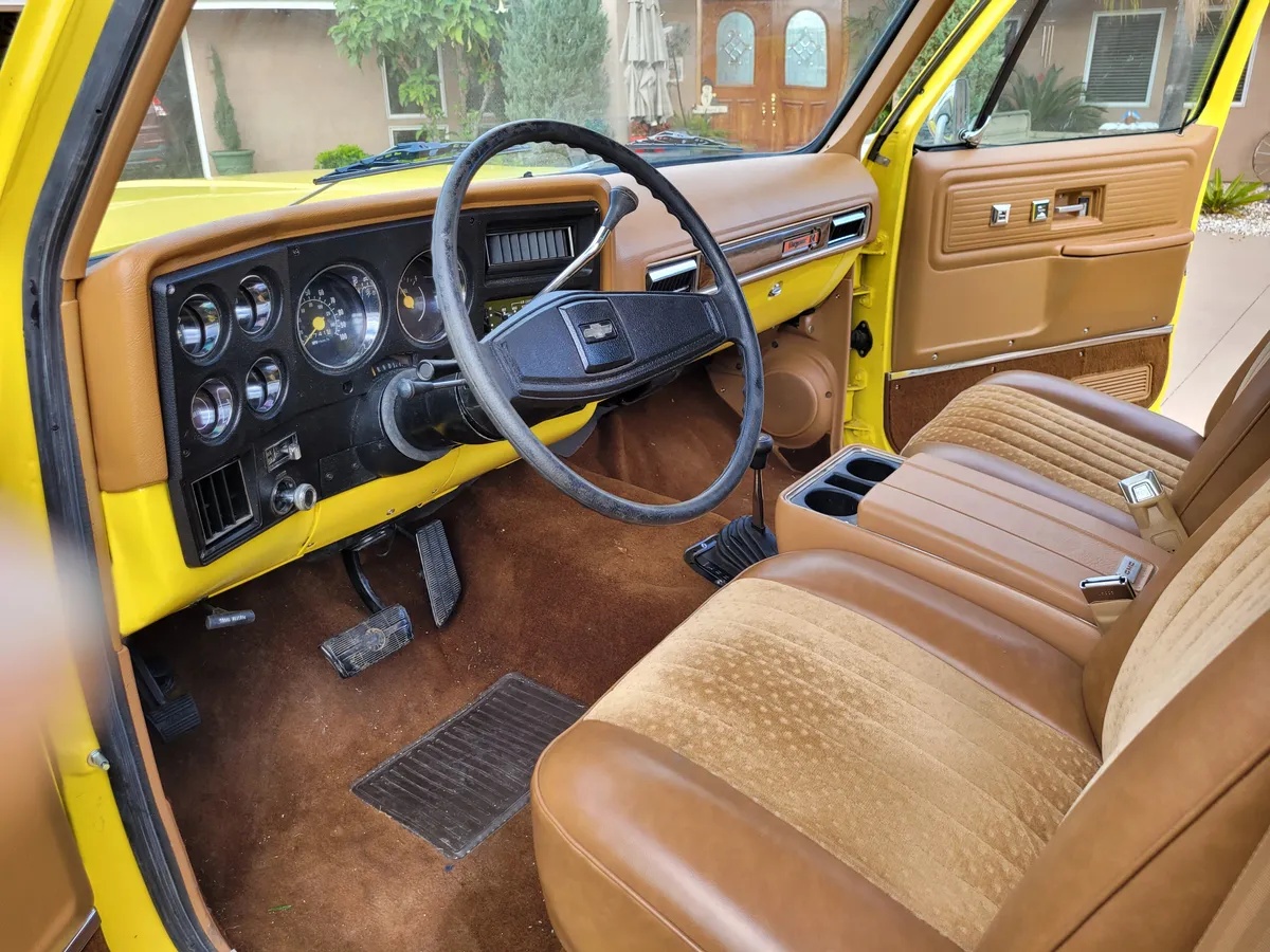 Chevrolet-Cheyenne-1976-Yellow-Brown-7