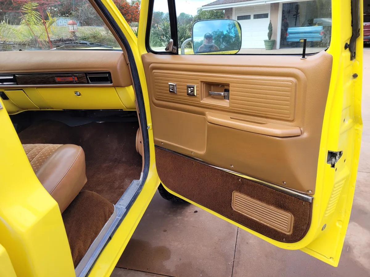 Chevrolet-Cheyenne-1976-Yellow-Brown-9