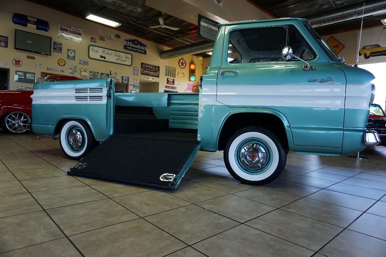 Chevrolet-Corvair-1961-Classic-Car-2