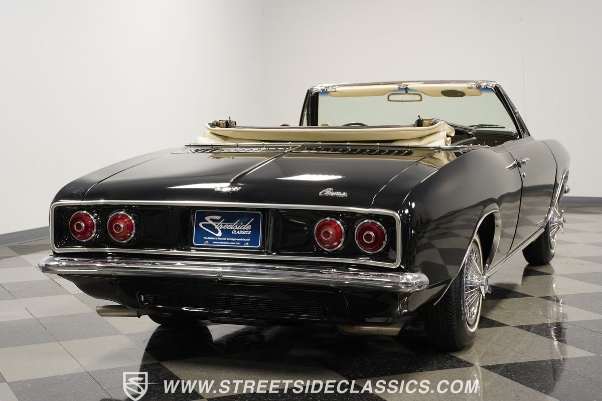 Chevrolet-Corvair-1966-Convertible-11