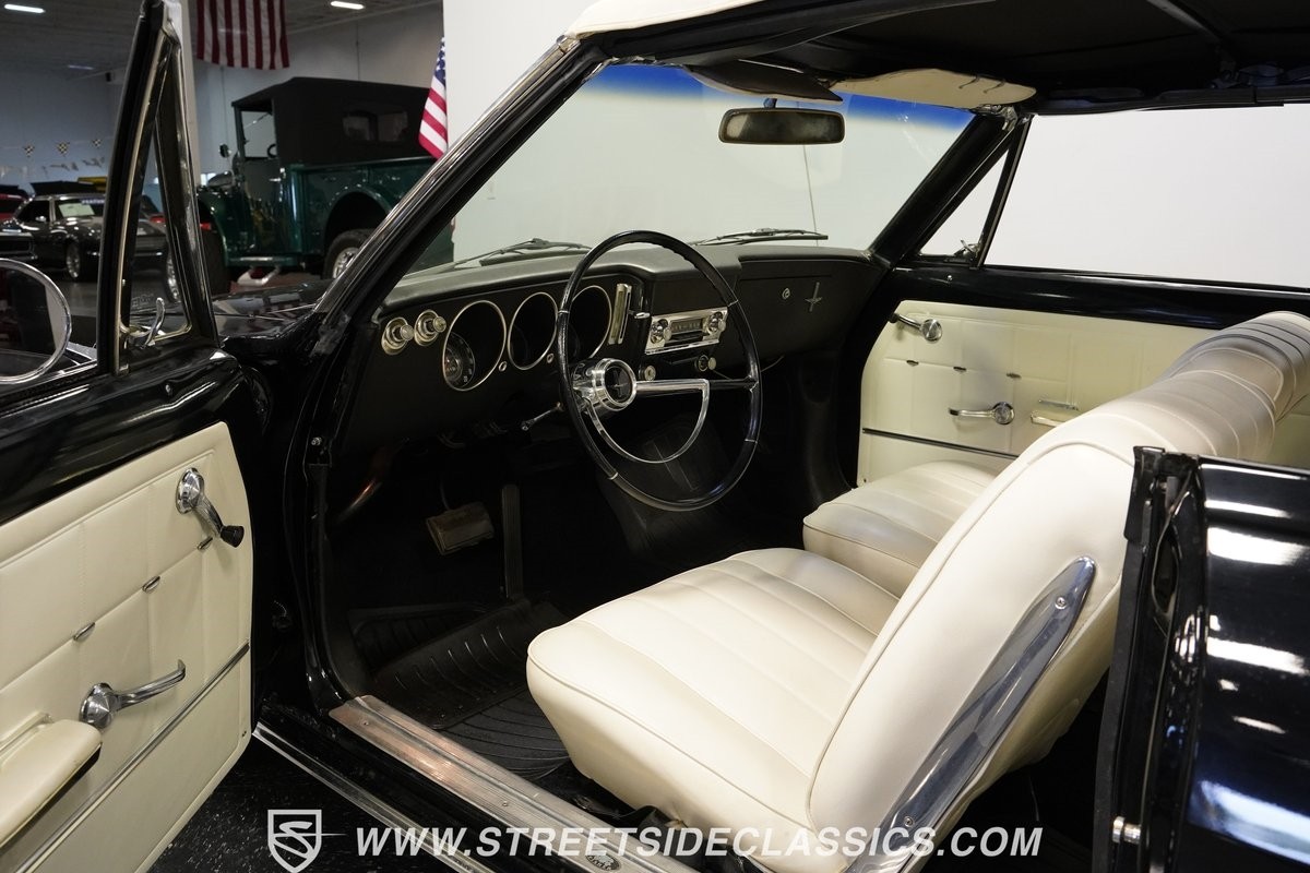 Chevrolet-Corvair-1966-Convertible-4