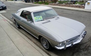 Chevrolet-Corvair-1967-Silver-Red-and-white-1