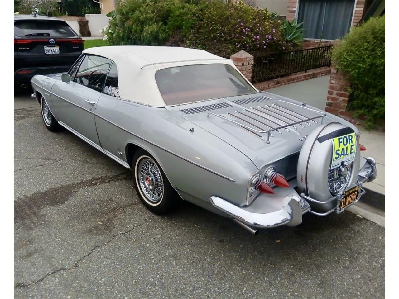 Chevrolet-Corvair-1967-Silver-Red-and-white-4