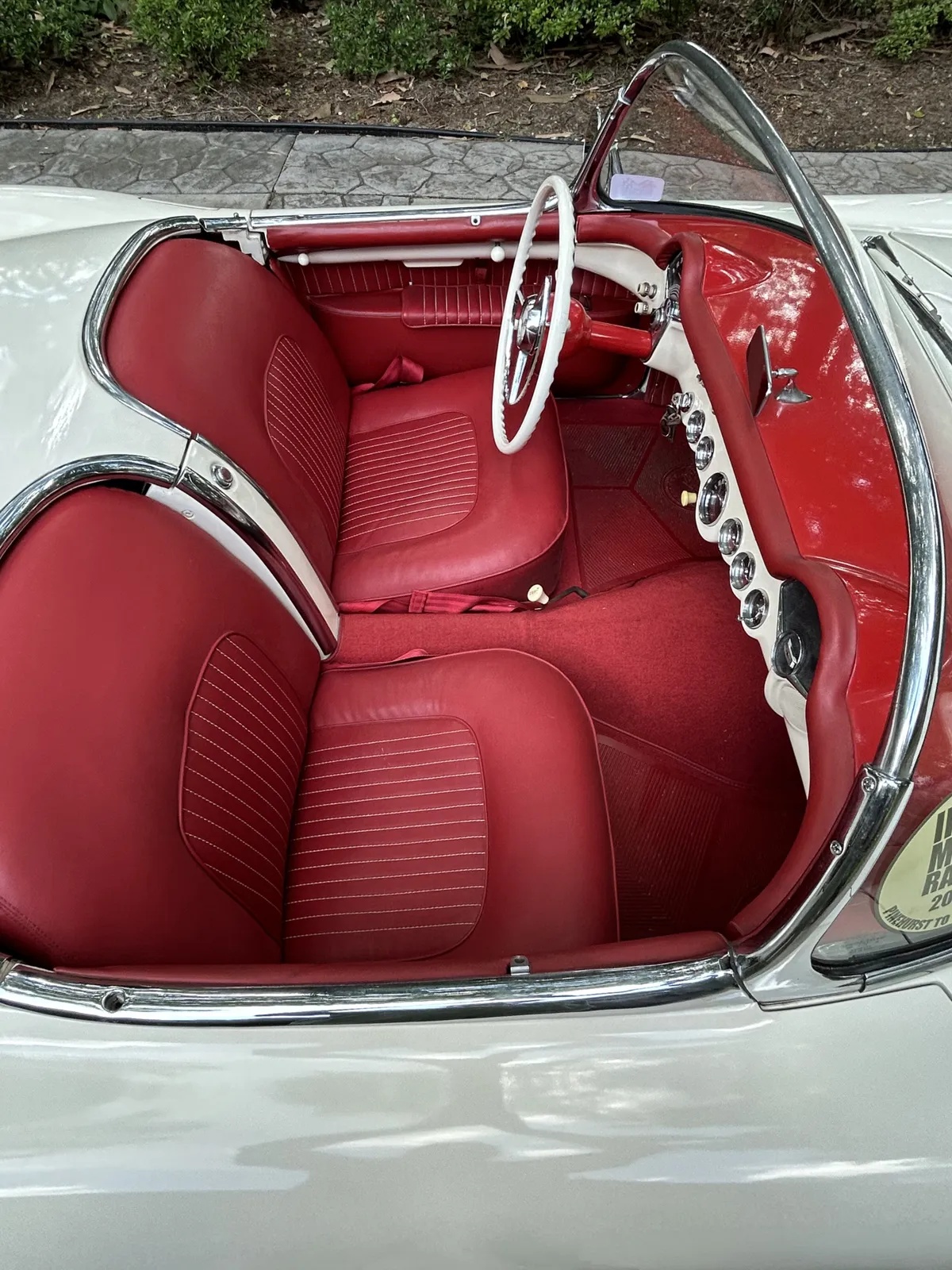 Chevrolet-Corvette-1954-Polo-White-Red-10