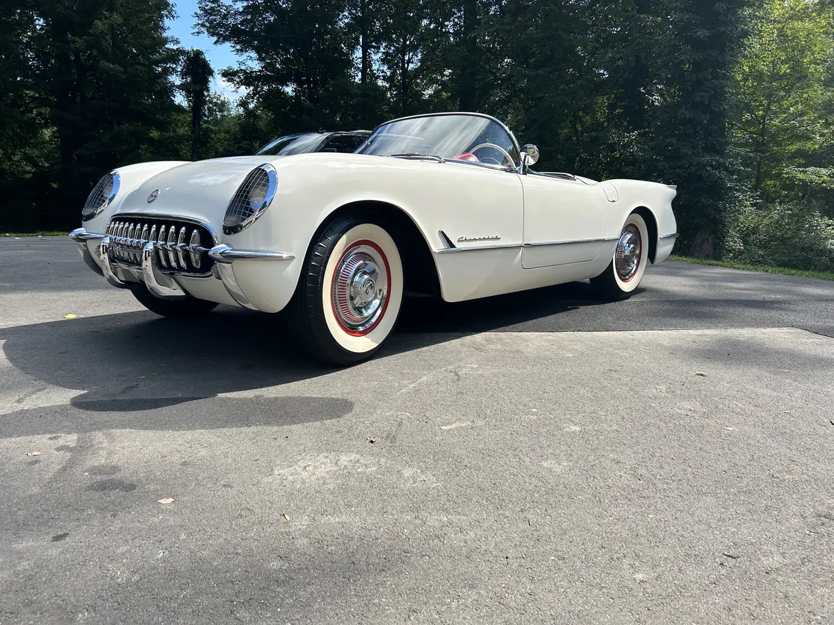 Chevrolet-Corvette-1954-Polo-White-Red-10