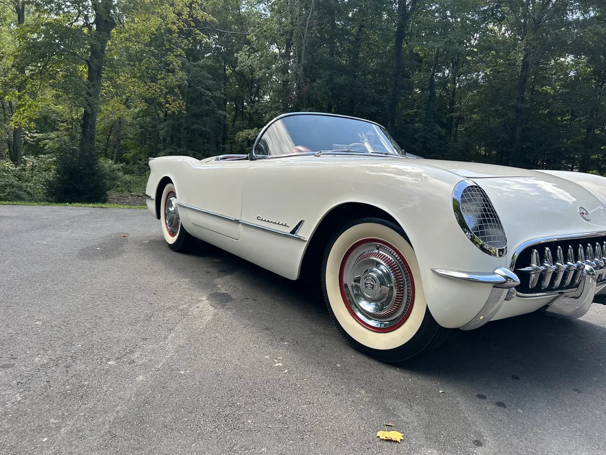 Chevrolet-Corvette-1954-Polo-White-Red-11