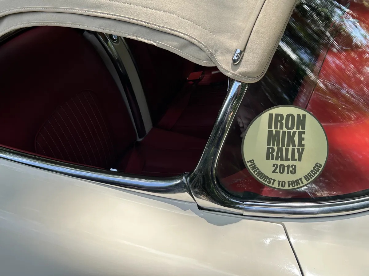Chevrolet-Corvette-1954-Polo-White-Red-15