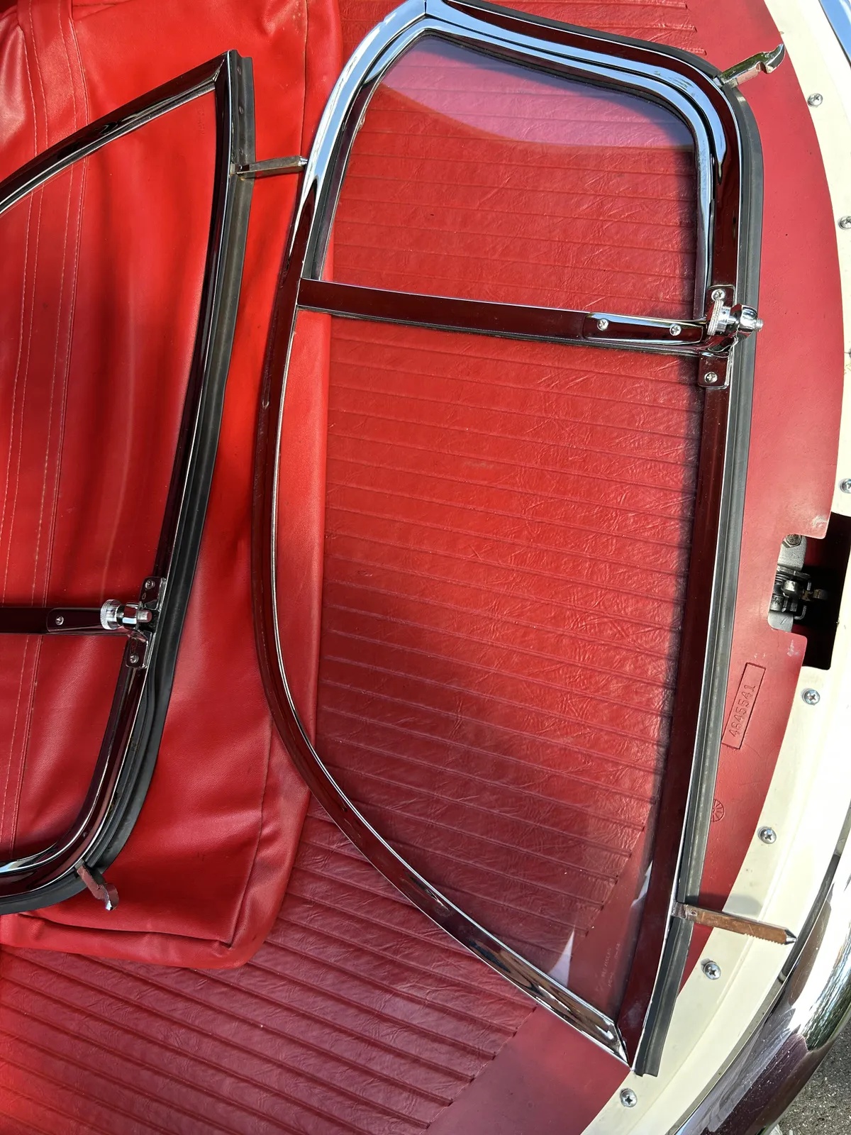 Chevrolet-Corvette-1954-Polo-White-Red-16