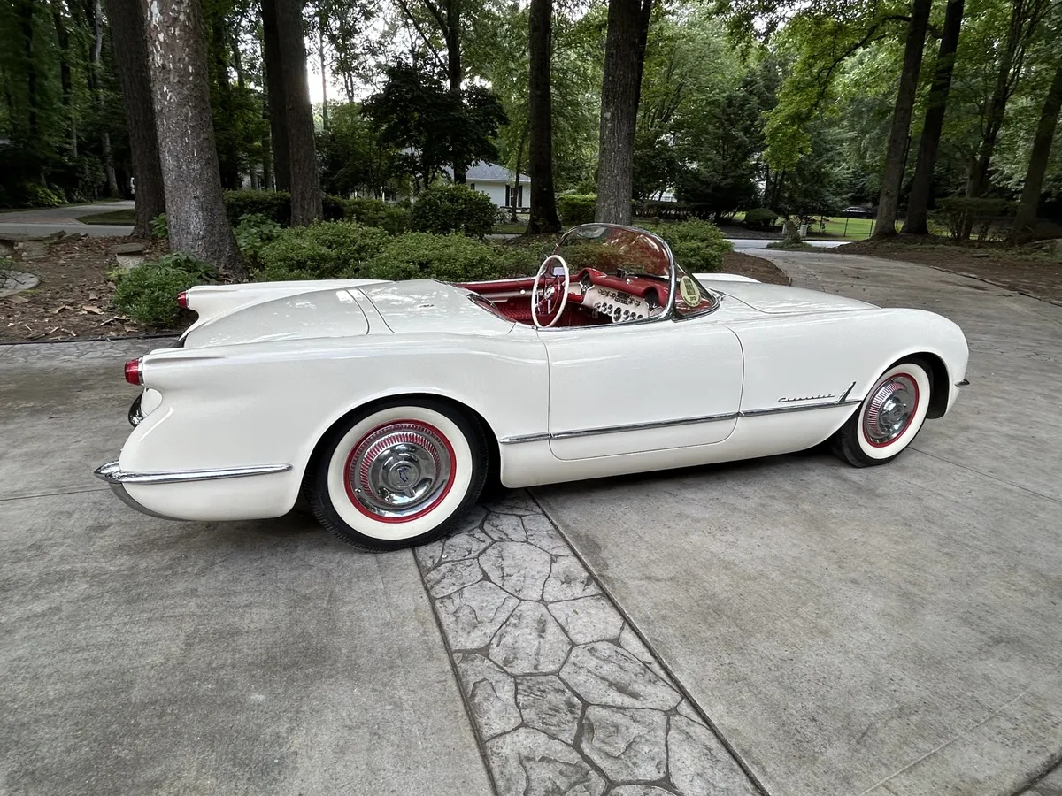Chevrolet-Corvette-1954-Polo-White-Red-2
