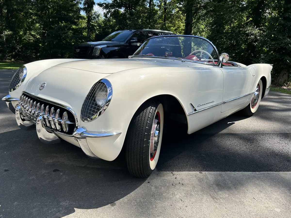 Chevrolet-Corvette-1954-Polo-White-Red-2