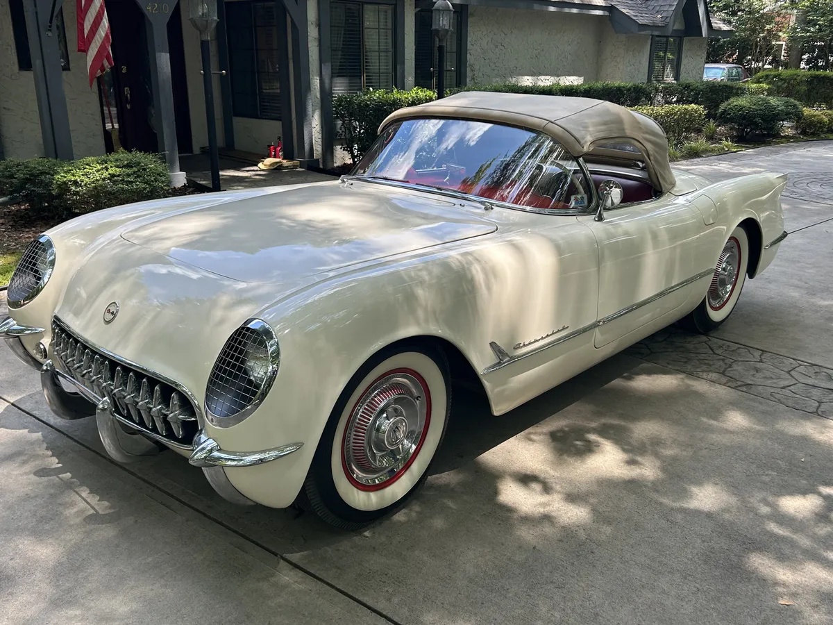Chevrolet-Corvette-1954-Polo-White-Red