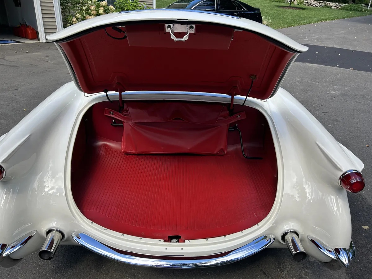 Chevrolet-Corvette-1954-Polo-White-Red-3