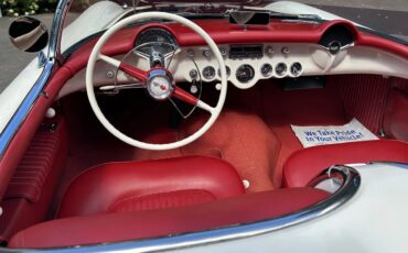 Chevrolet-Corvette-1954-Polo-White-Red-4