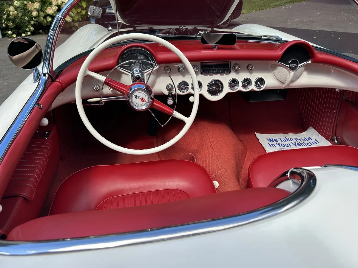Chevrolet-Corvette-1954-Polo-White-Red-4