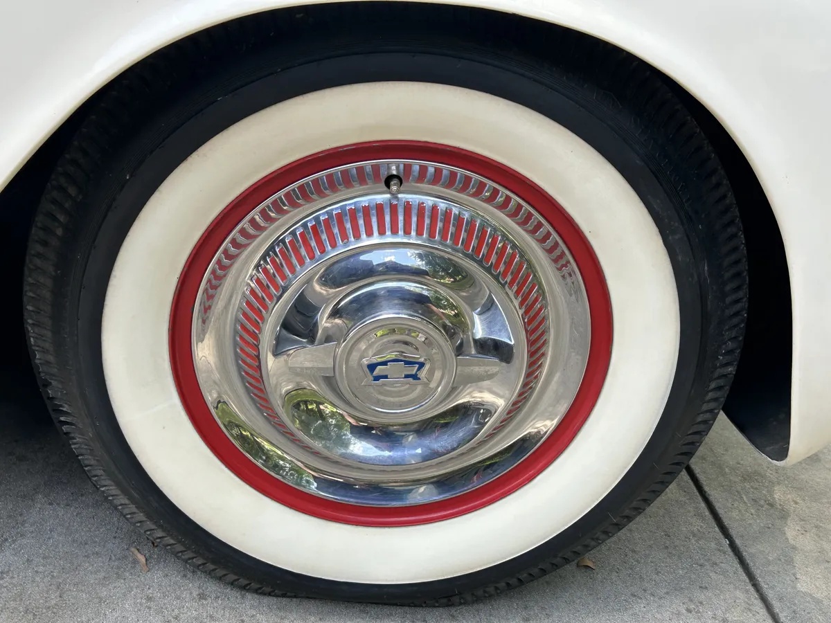 Chevrolet-Corvette-1954-Polo-White-Red-6
